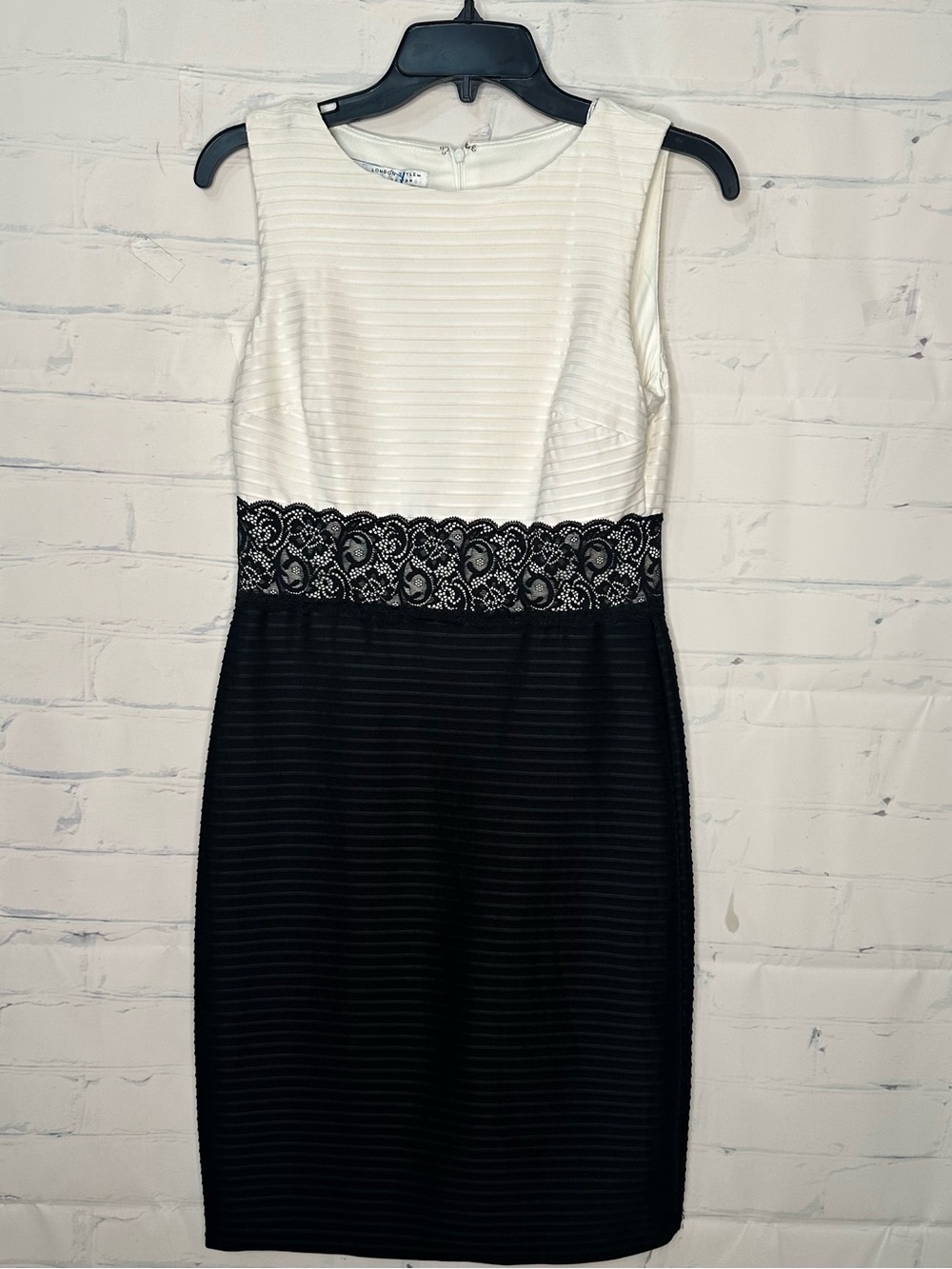 Women’s London Times Size 4 Sleeveless White & Black Dress